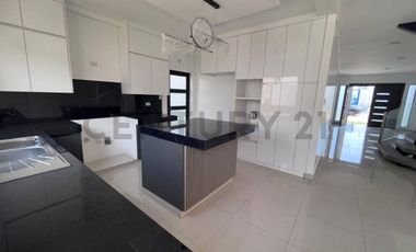 Moderna Casa de 4 Dormitorios de venta en Isla Celeste