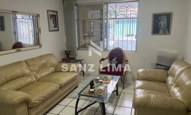 Zona de Oro II: Amplia casa céntrica a un magnífico precio