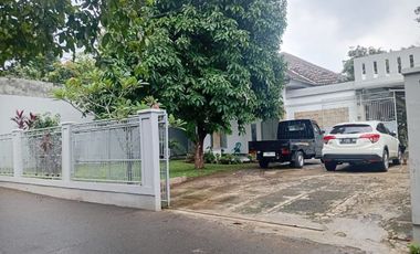 Dijual ian semi furnish dengan lahan yang luas kawasan Cimanggis Depok