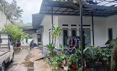 Dijual ian semi furnish dengan lahan yang luas kawasan Cimanggis Depok