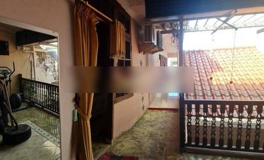 RUMAH ASRI DENGAN HALAMAN LUAS FULL FURNISH TENGAH KOTA BERNUANSA ALAM