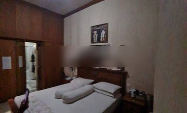 RUMAH ASRI DENGAN HALAMAN LUAS FULL FURNISH TENGAH KOTA BERNUANSA ALAM