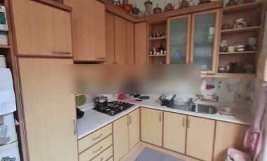 RUMAH ASRI DENGAN HALAMAN LUAS FULL FURNISH TENGAH KOTA BERNUANSA ALAM