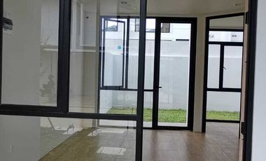 JUAL Rumah 2 Lantai Uptown Lippo Cikarang Siap Huni 3 Kamar Tidur Rapi