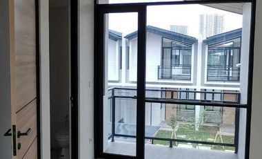 JUAL Rumah 2 Lantai Uptown Lippo Cikarang Siap Huni 3 Kamar Tidur Rapi