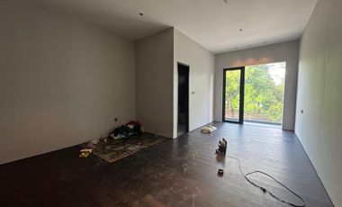 Rumah baru Alam Sutera 3 Lantai depan taman Bisa KPR