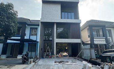 Rumah baru Alam Sutera 3 Lantai depan taman Bisa KPR