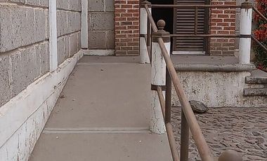 EN VENTA CASA CON SALÓN/BODEGA PARA NEGOCIO
