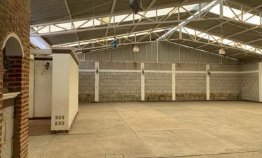EN VENTA CASA CON SALÓN/BODEGA PARA NEGOCIO