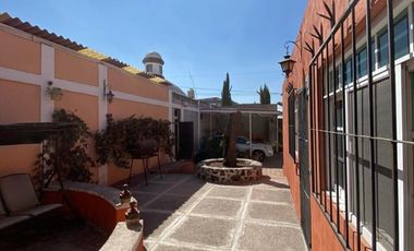 EN VENTA CASA CON SALÓN/BODEGA PARA NEGOCIO