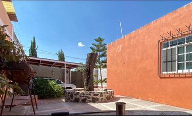 EN VENTA CASA CON SALÓN/BODEGA PARA NEGOCIO