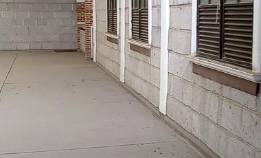 EN VENTA CASA CON SALÓN/BODEGA PARA NEGOCIO
