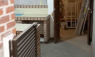 EN VENTA CASA CON SALÓN/BODEGA PARA NEGOCIO
