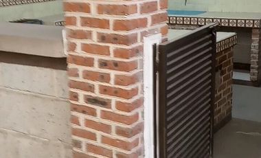 EN VENTA CASA CON SALÓN/BODEGA PARA NEGOCIO