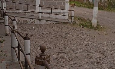 EN VENTA CASA CON SALÓN/BODEGA PARA NEGOCIO
