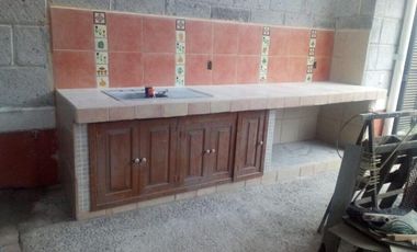 EN VENTA CASA CON SALÓN/BODEGA PARA NEGOCIO