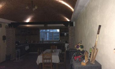 EN VENTA CASA CON SALÓN/BODEGA PARA NEGOCIO