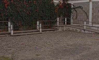 EN VENTA CASA CON SALÓN/BODEGA PARA NEGOCIO
