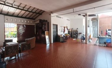 Rumah Luas Bangunan Jati Kokoh Kota Solo