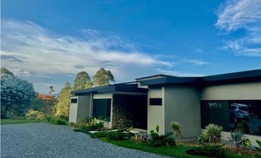 Casa Moderna en Arriendo en el Retiro