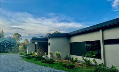 Casa Moderna en Arriendo en el Retiro