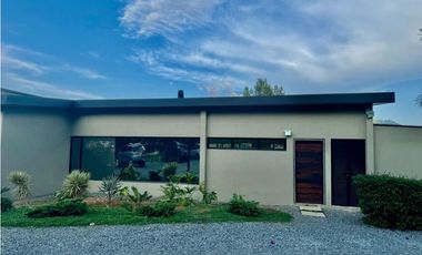 Casa Moderna en Arriendo en el Retiro