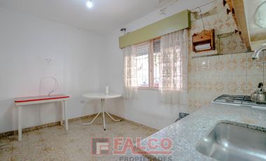 Casa en Liniers - 5 ambientes - Cochera - Ingreso por 2 calles