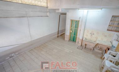 Casa en Liniers - 5 ambientes - Cochera - Ingreso por 2 calles