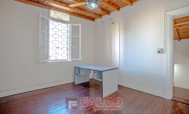 Casa en Liniers - 5 ambientes - Cochera - Ingreso por 2 calles