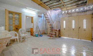 Casa en Liniers - 5 ambientes - Cochera - Ingreso por 2 calles