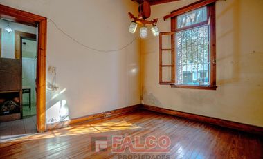 Casa en Liniers - 5 ambientes - Cochera - Ingreso por 2 calles