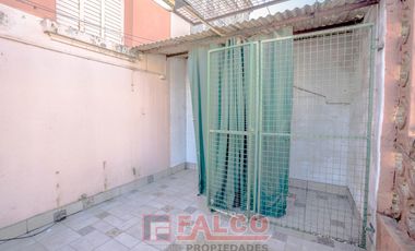 Casa en Liniers - 5 ambientes - Cochera - Ingreso por 2 calles