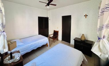 A UNA CUADRA DEL MALECON EXCELENTE UBICACION LINDA CASA EN CHAPALA JALISCO