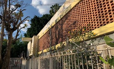 PARA HABITAR O USO COMERCIAL CASA EN VENTA JARDINES DEL BOSQUE