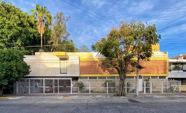 PARA HABITAR O USO COMERCIAL CASA EN VENTA JARDINES DEL BOSQUE