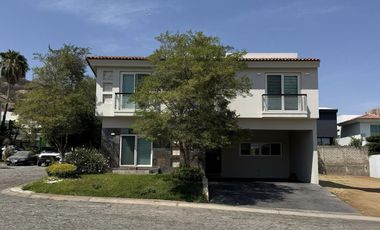 HERMOSA CASA EN RENTA O VENTA  AL SUR DE LA CIUDAD DE GUADALAJARA