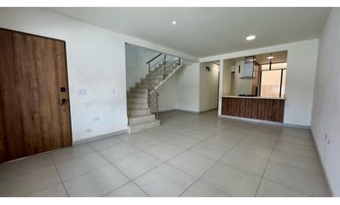 Casa nueva de tres pisos con terraza en venta - Las Mercedes Palmira