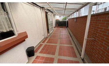 CASA DOS NIVELES  ARRENDAR 200 m2  BARRIO LA CASTELLANA
