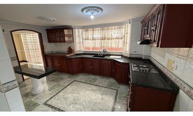 CASA DOS NIVELES  ARRENDAR 200 m2  BARRIO LA CASTELLANA