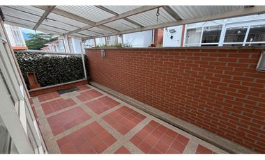 CASA DOS NIVELES  ARRENDAR 200 m2  BARRIO LA CASTELLANA