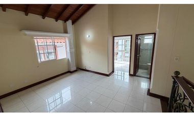 CASA DOS NIVELES  ARRENDAR 200 m2  BARRIO LA CASTELLANA