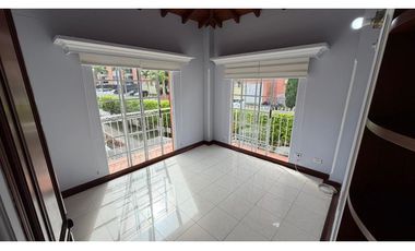 CASA DOS NIVELES  ARRENDAR 200 m2  BARRIO LA CASTELLANA