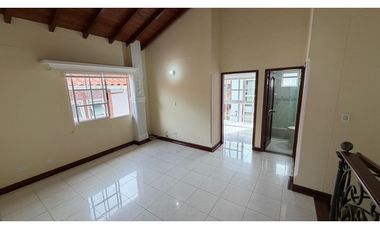 CASA DOS NIVELES  ARRENDAR 200 m2  BARRIO LA CASTELLANA