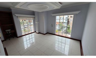 CASA DOS NIVELES  ARRENDAR 200 m2  BARRIO LA CASTELLANA