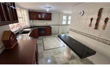 CASA DOS NIVELES  ARRENDAR 200 m2  BARRIO LA CASTELLANA