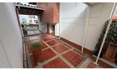 CASA DOS NIVELES  ARRENDAR 200 m2  BARRIO LA CASTELLANA