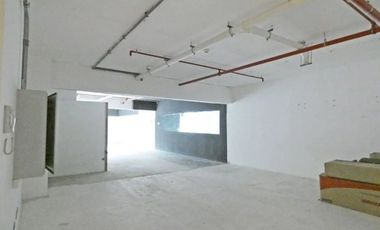 Venta Estupendo local comercial 272 mts., a pasos de Metro Manquehue