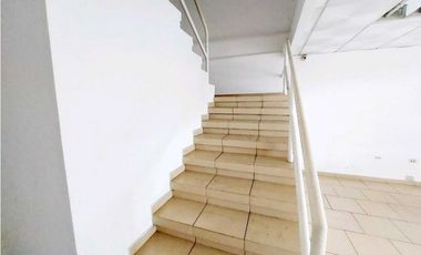 ALQUILER GALERA CON OFICINAS FRENTE AL METRO EN LAS MAÑANITAS