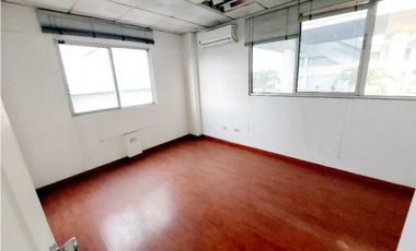 ALQUILER GALERA CON OFICINAS FRENTE AL METRO EN LAS MAÑANITAS