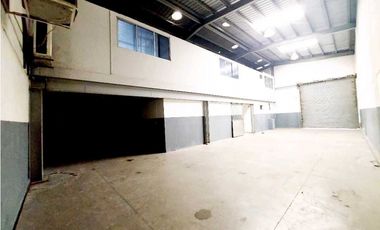 ALQUILER GALERA CON OFICINAS FRENTE AL METRO EN LAS MAÑANITAS